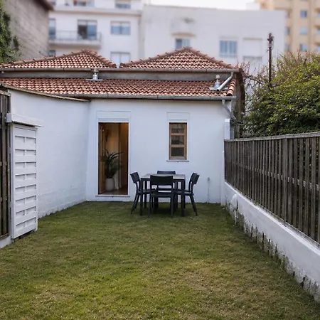 Hébergement de vacances Lemon Tree House 387 Private Garden 2 Minutes To Metro